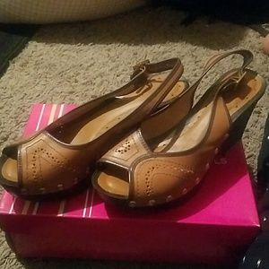 Low cut shoes